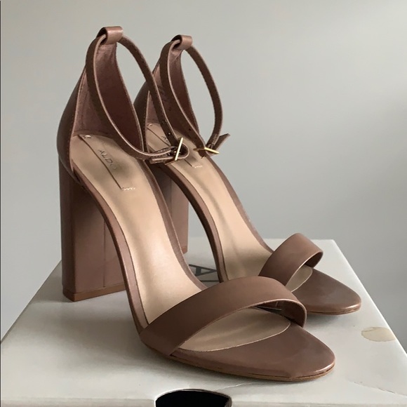 Nude leather Sandal w/ Chunky heel
